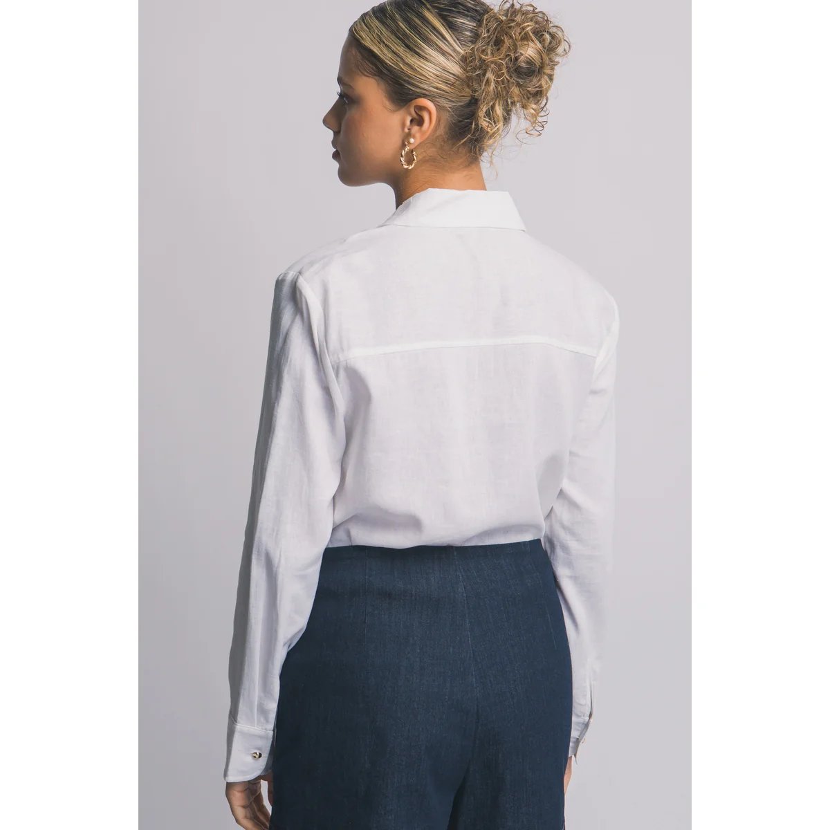 Camisa Lino Azul Cielo Oversize Manga Larga para Mujer - Image 15