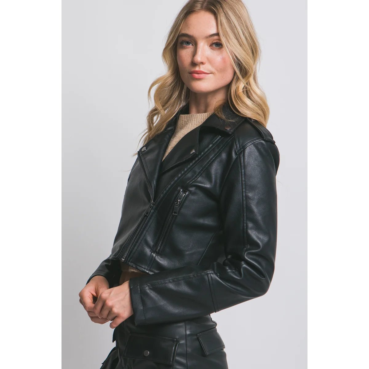 Chamarra de Cuero Estilo Biker con Solapa para Mujer - Image 4