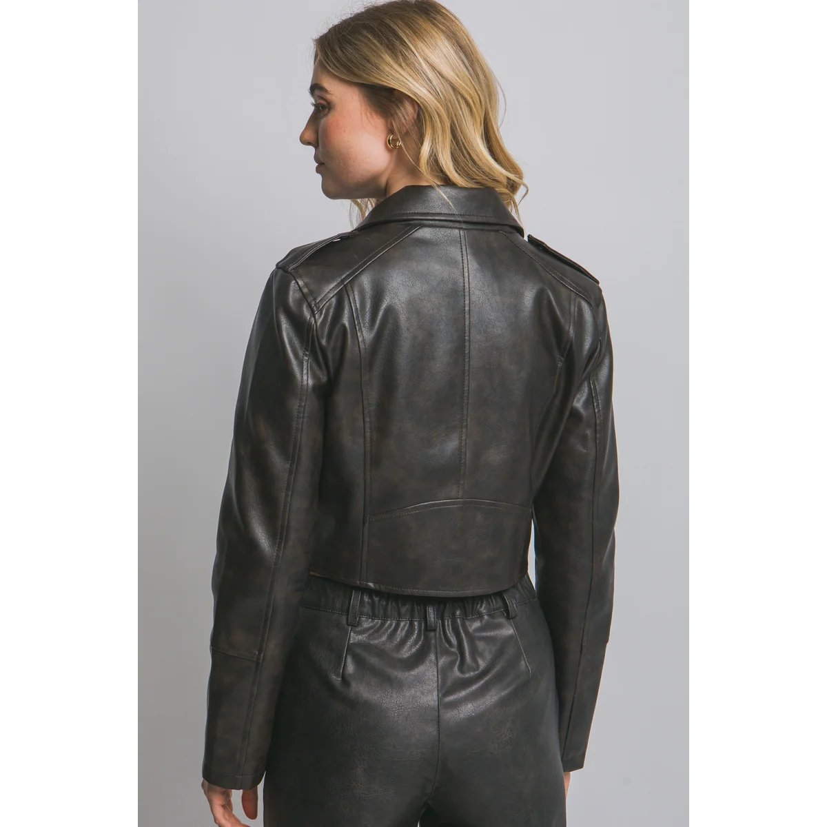 Chamarra de Cuero Estilo Biker con Solapa para Mujer - Image 36