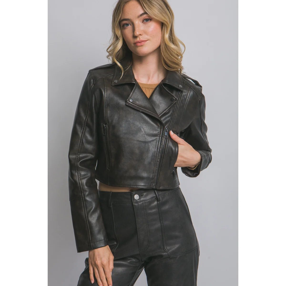 Chamarra de Cuero Estilo Biker con Solapa para Mujer - Image 38