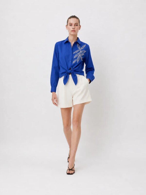 Blusa Azul con Bordado Floral y Nudo al Frente para Mujer