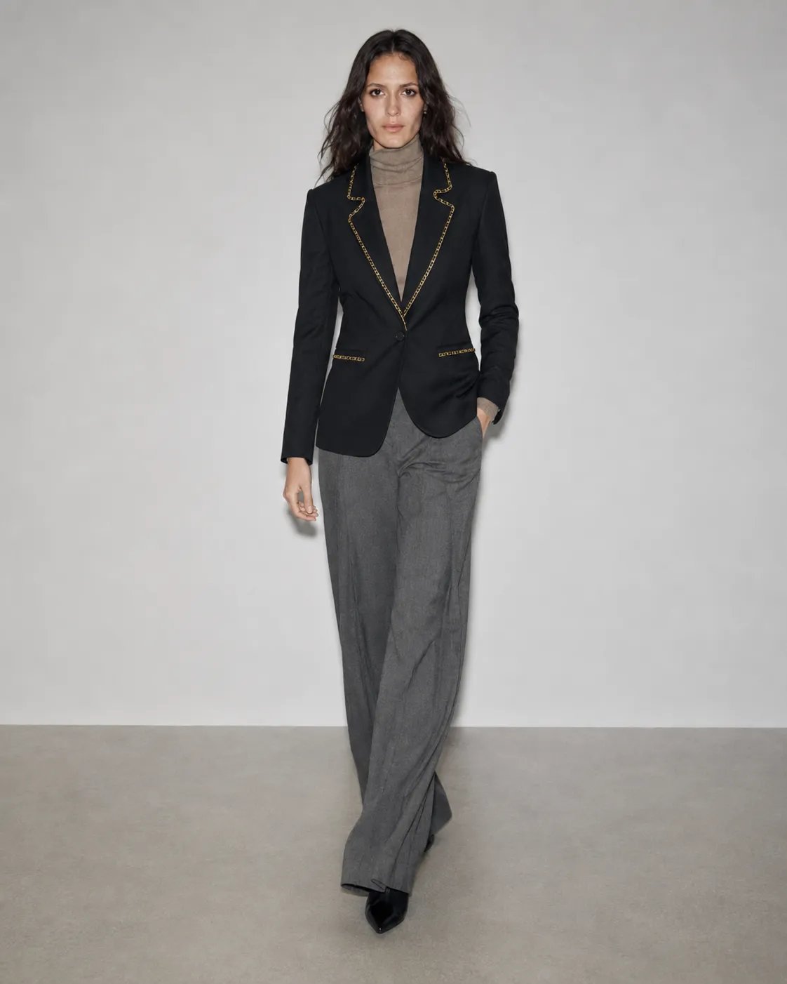 Saco Entallado Negro con Ribete Dorado Estilo Ejecutivo para Mujer