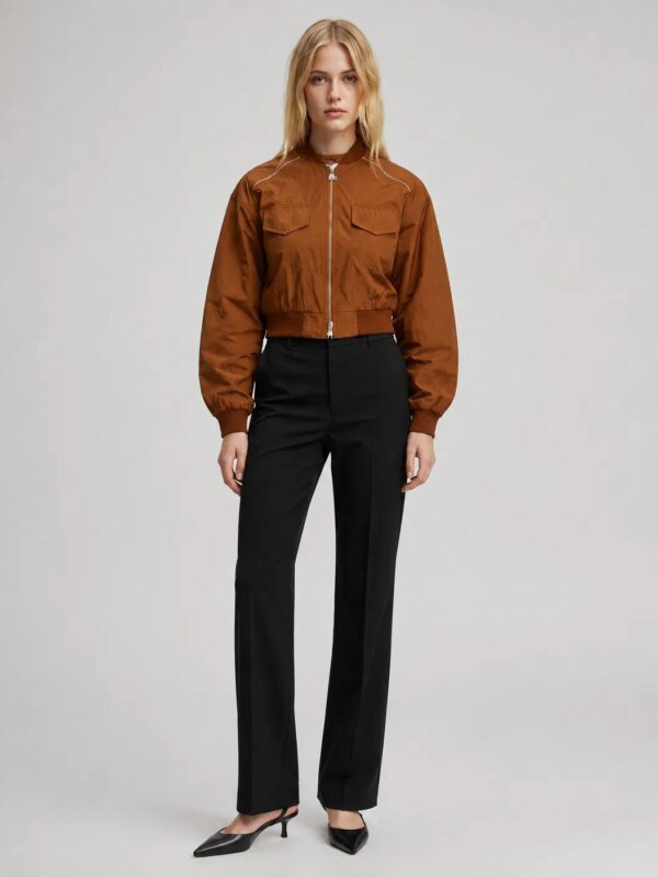 Chamarra Bomber Corta Estilo Cargo en Camel para Mujer
