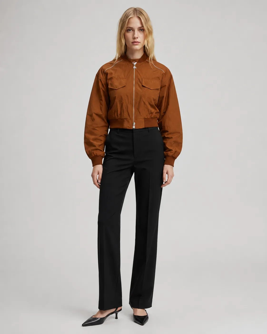 Chamarra Bomber Corta Estilo Cargo en Camel para Mujer