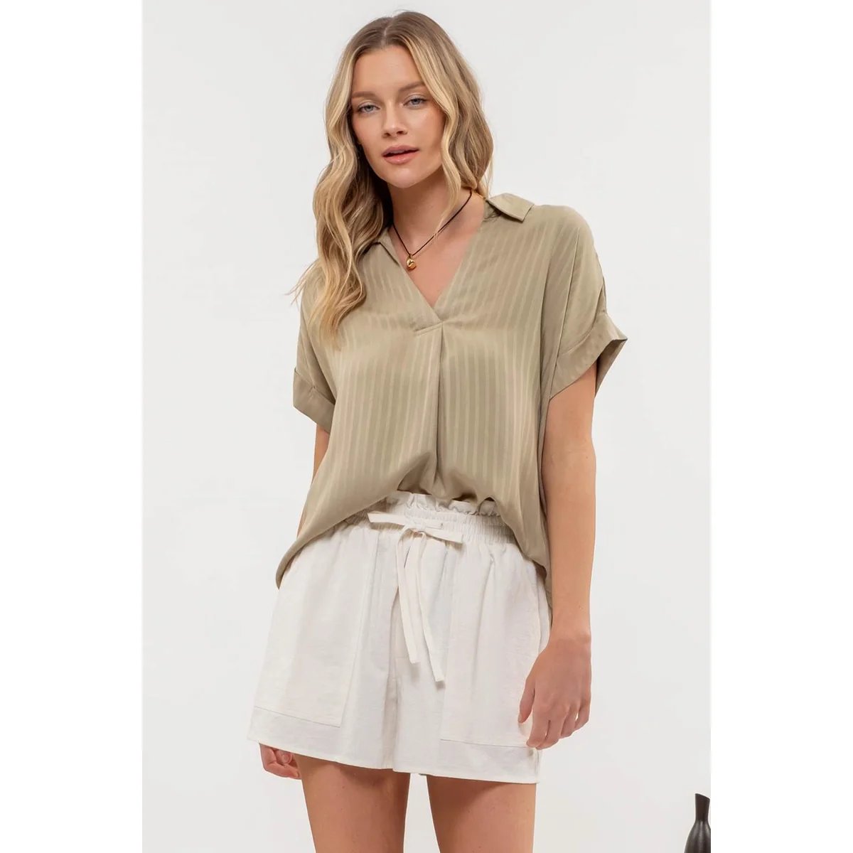 Blusa Negra con Cuello en V y Manga Corta Estilo Casual para Mujer - Image 2