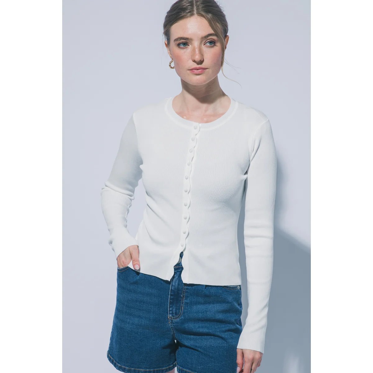 Cardigan para Mujer con Botones Rosa Suave Ajustado de Punto - Image 15