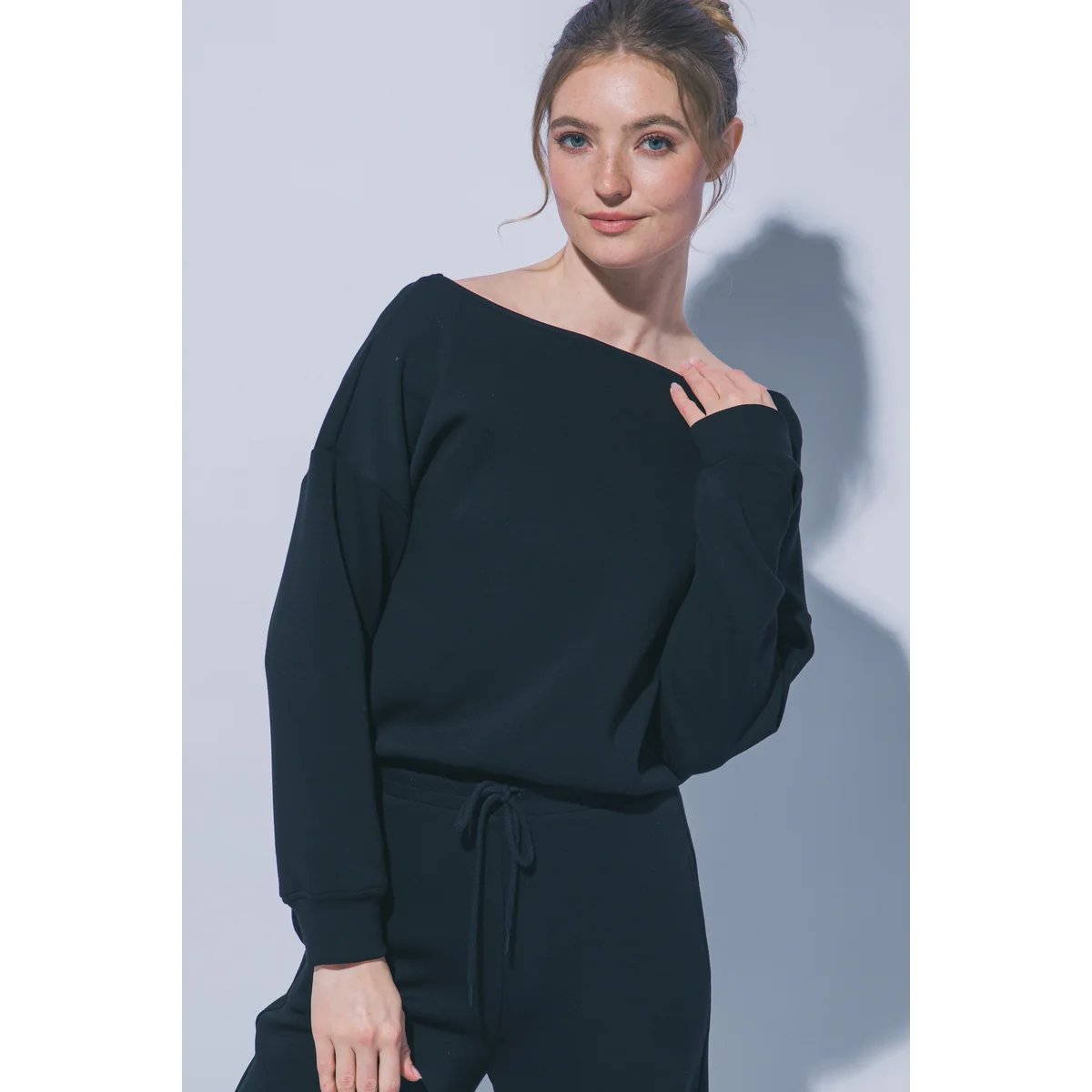 Sudadera Oversize Blanca con Cordón Ajustable para Mujer - Image 7
