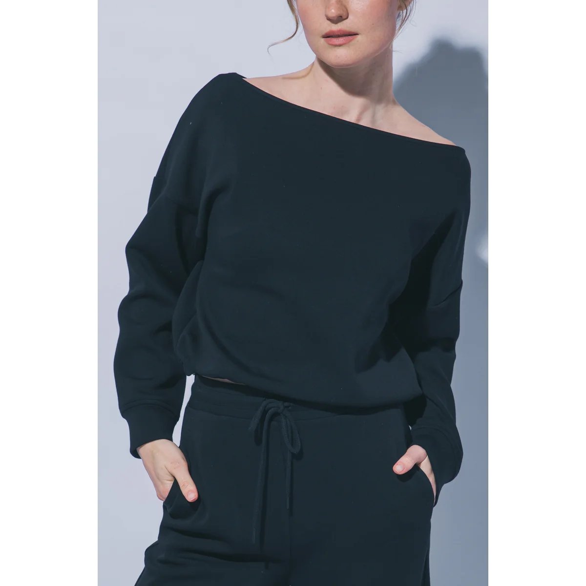 Sudadera Oversize Blanca con Cordón Ajustable para Mujer - Image 10