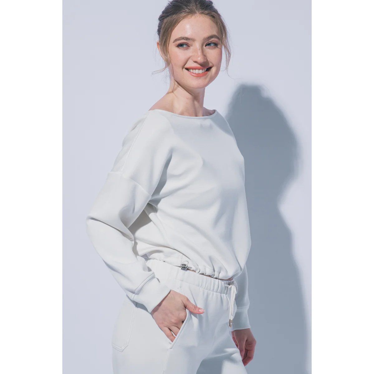 Sudadera Oversize Blanca con Cordón Ajustable para Mujer - Image 47