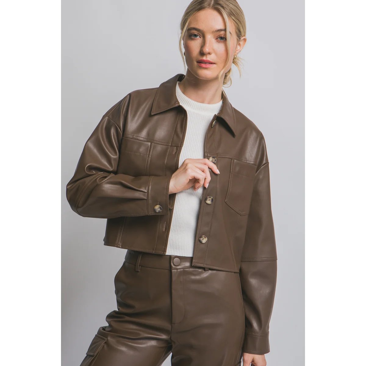 Chamarra Crop de Vinil Vino con Botones para Mujer - Image 9