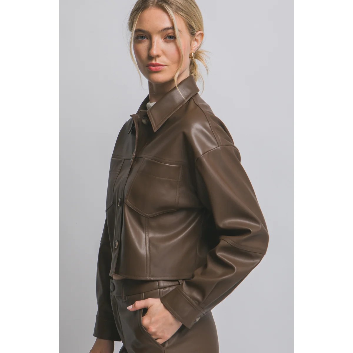 Chamarra Crop de Vinil Vino con Botones para Mujer - Image 10