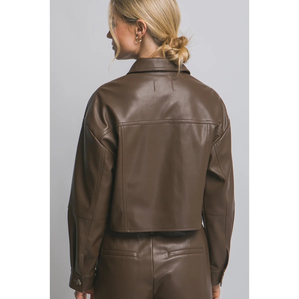 Chamarra Crop de Vinil Vino con Botones para Mujer - Image 11