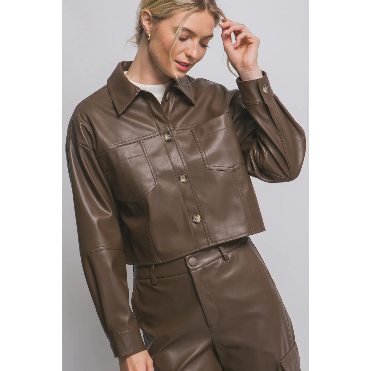 Chamarra Crop de Vinil Vino con Botones para Mujer - Image 14