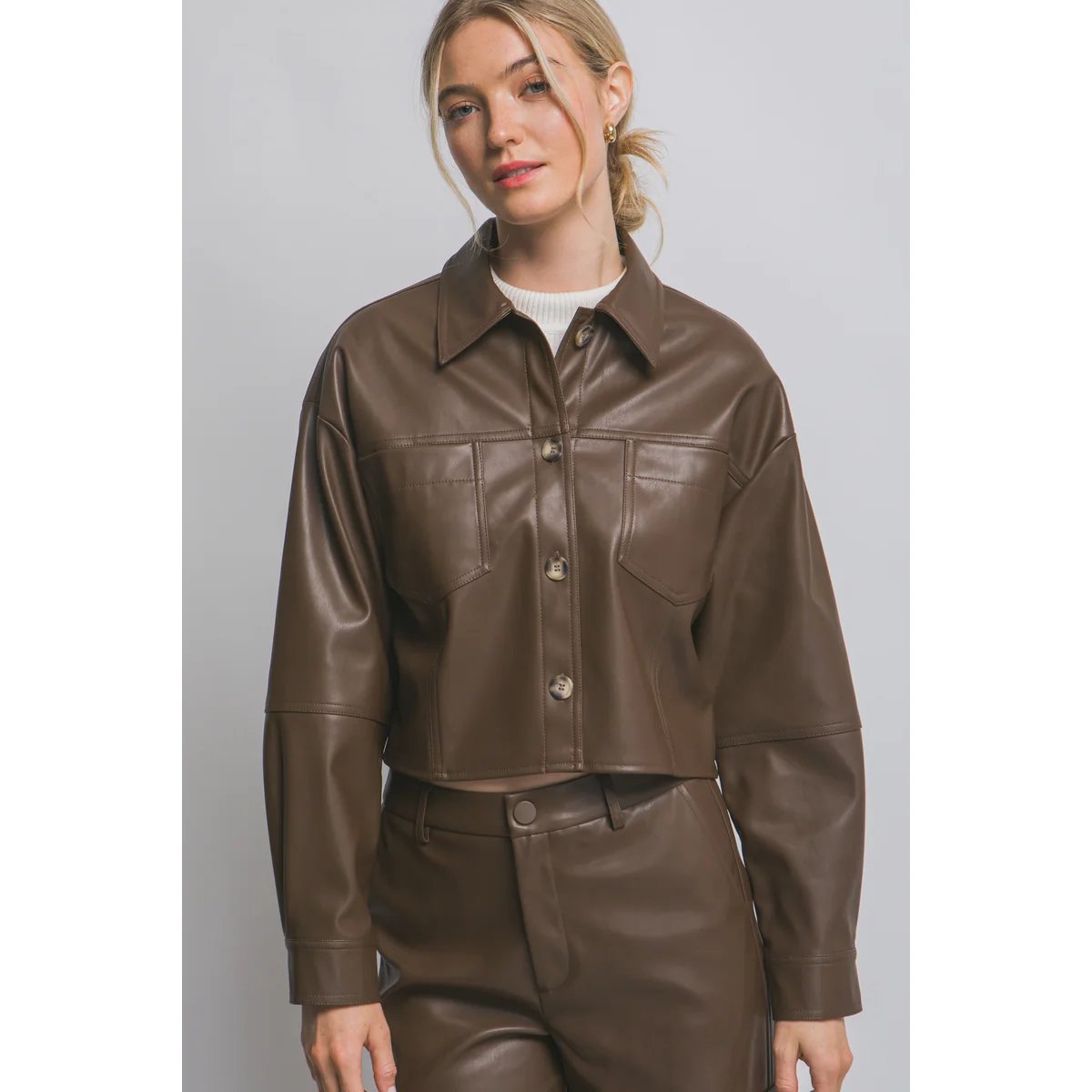 Chamarra Crop de Vinil Vino con Botones para Mujer - Image 15