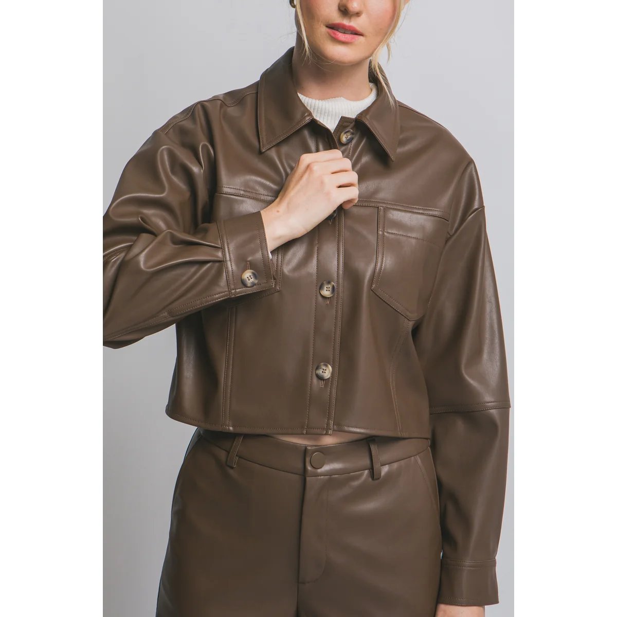 Chamarra Crop de Vinil Vino con Botones para Mujer - Image 17