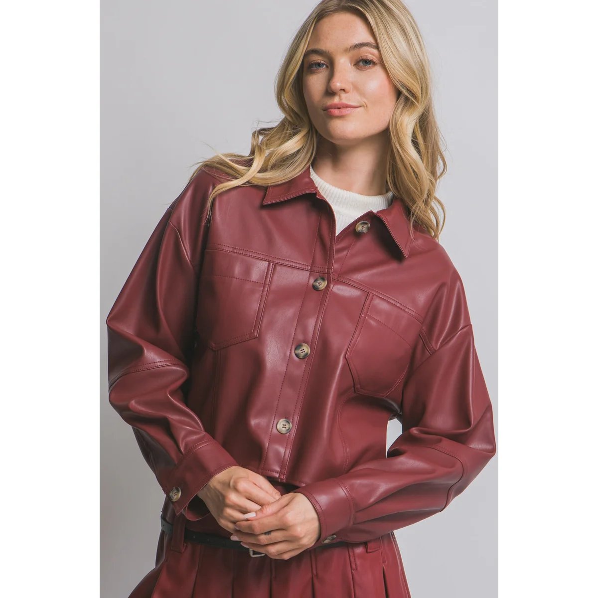 Chamarra Crop de Vinil Vino con Botones para Mujer - Image 24