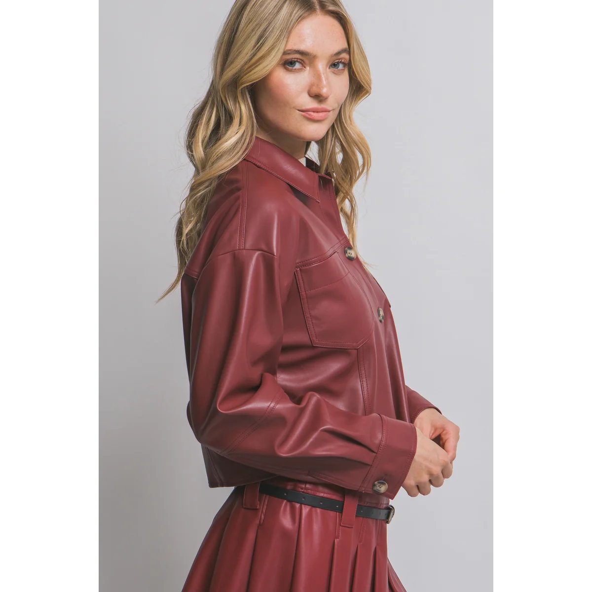 Chamarra Crop de Vinil Vino con Botones para Mujer - Image 25