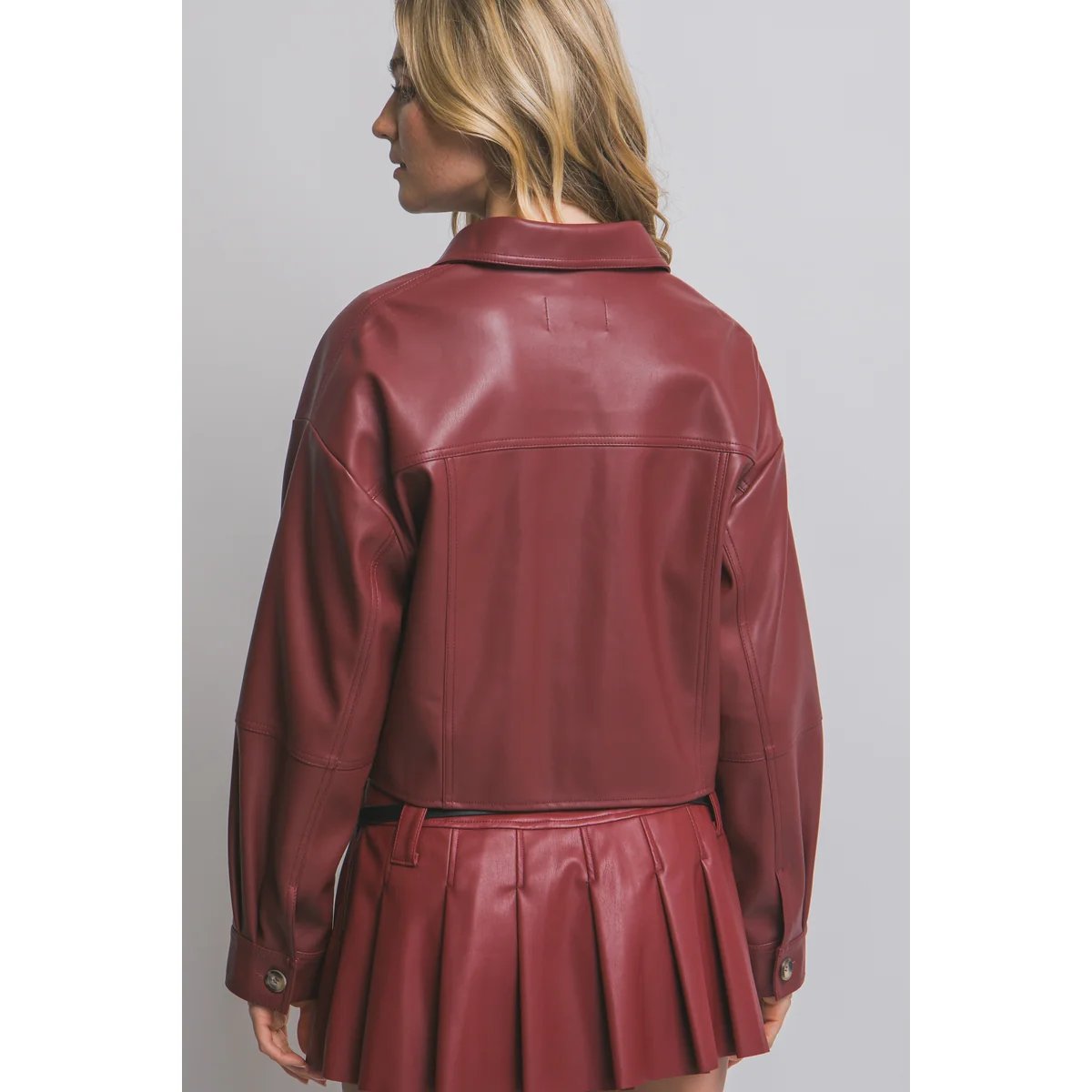 Chamarra Crop de Vinil Vino con Botones para Mujer - Image 26