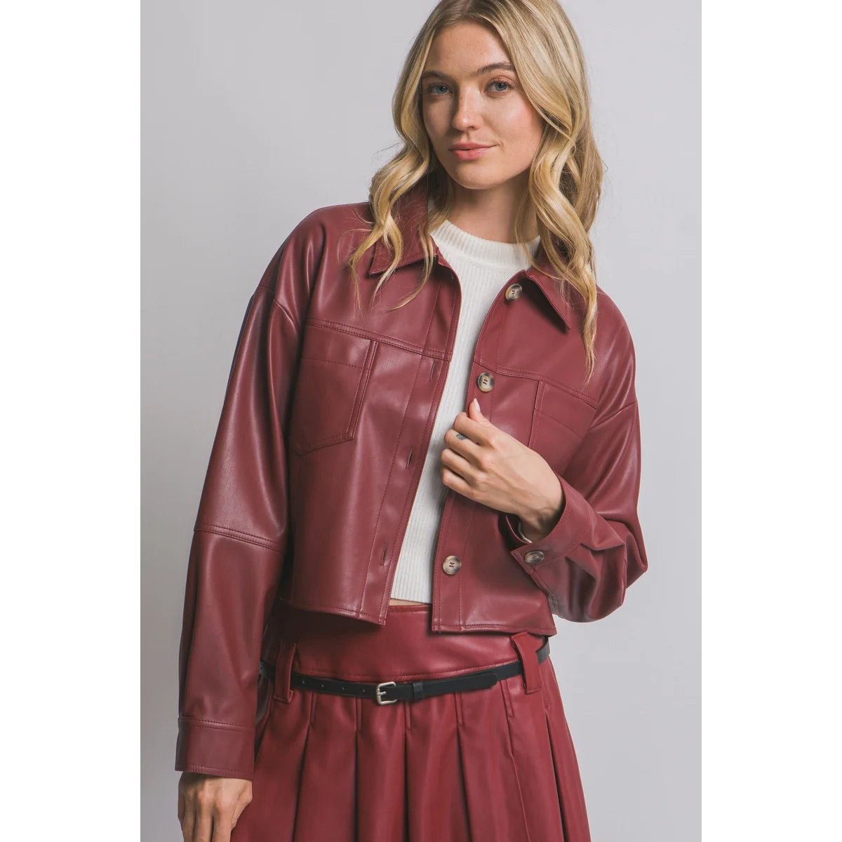Chamarra Crop de Vinil Vino con Botones para Mujer - Image 28