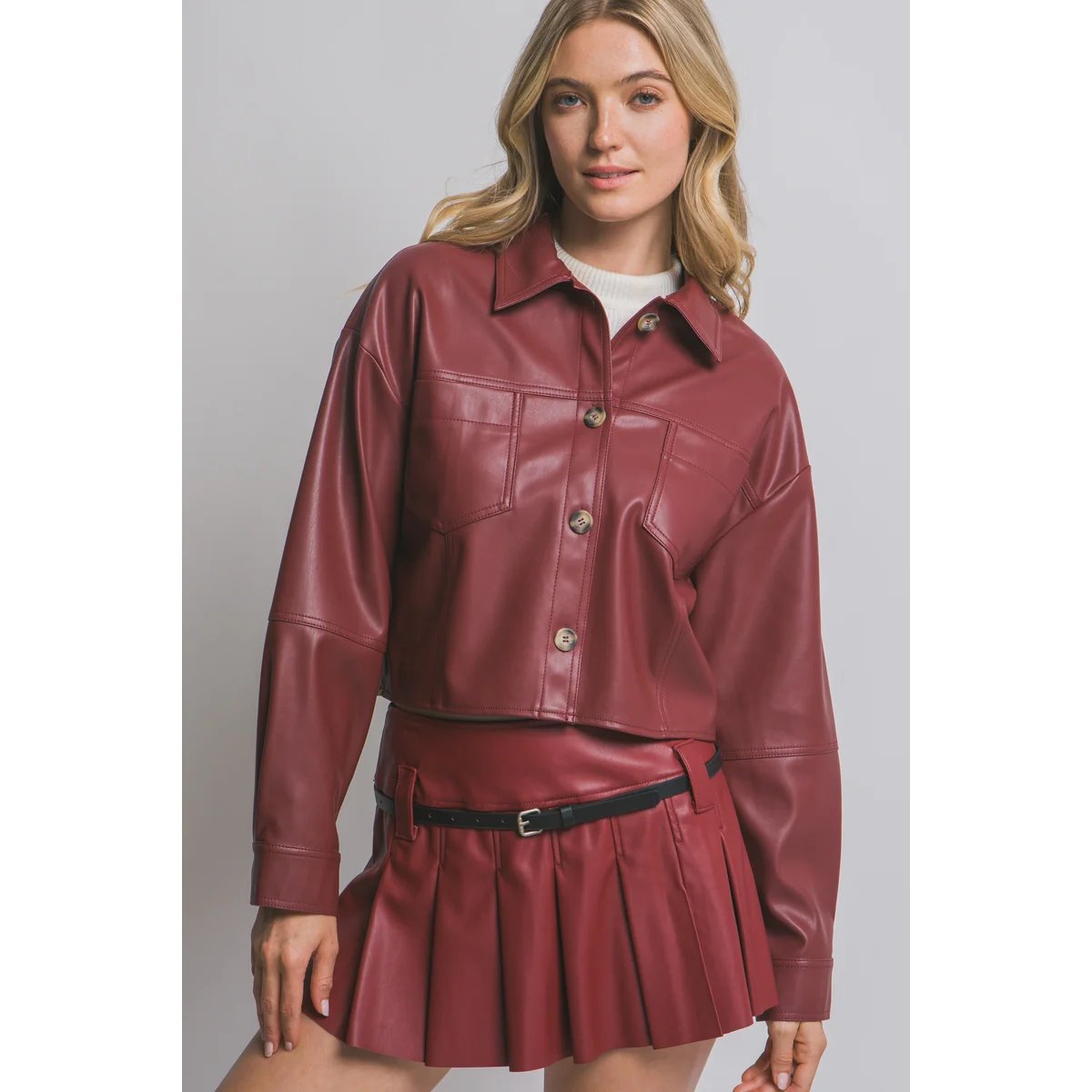 Chamarra Crop de Vinil Vino con Botones para Mujer - Image 29