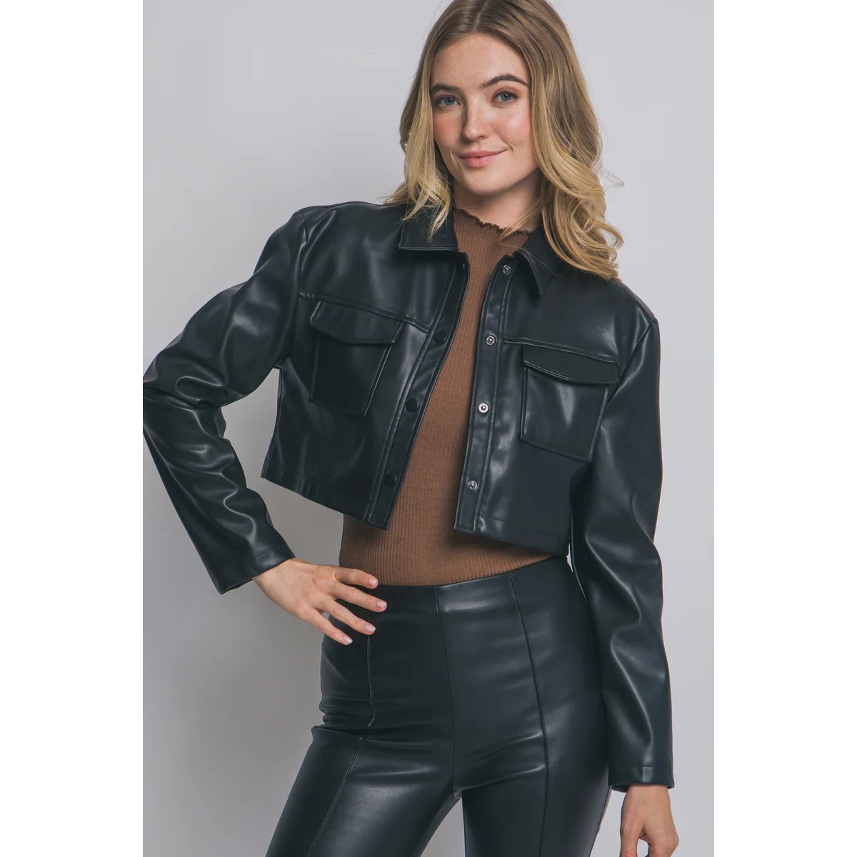 Chamarra Crop de Cuero Vegano Camel con Botones para Mujer - Image 3