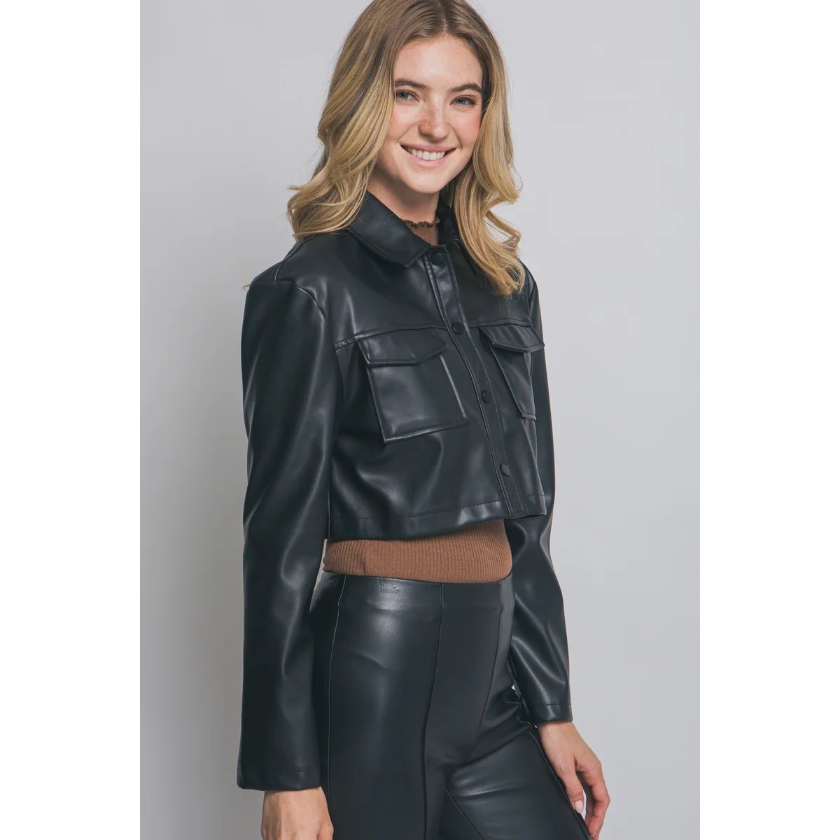 Chamarra Crop de Cuero Vegano Camel con Botones para Mujer - Image 4