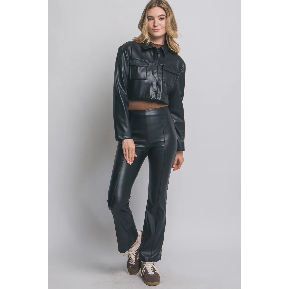 Chamarra Crop de Cuero Vegano Camel con Botones para Mujer - Image 6
