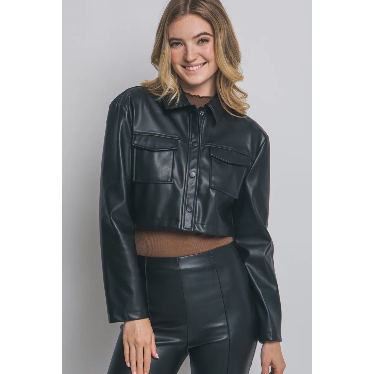 Chamarra Crop de Cuero Vegano Camel con Botones para Mujer - Image 8