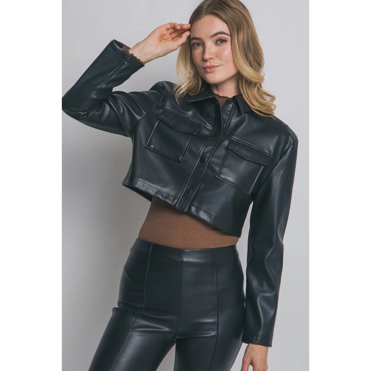 Chamarra Crop de Cuero Vegano Camel con Botones para Mujer - Image 9