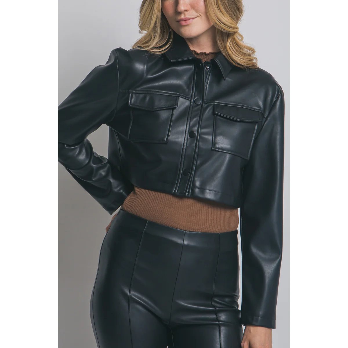 Chamarra Crop de Cuero Vegano Camel con Botones para Mujer - Image 10