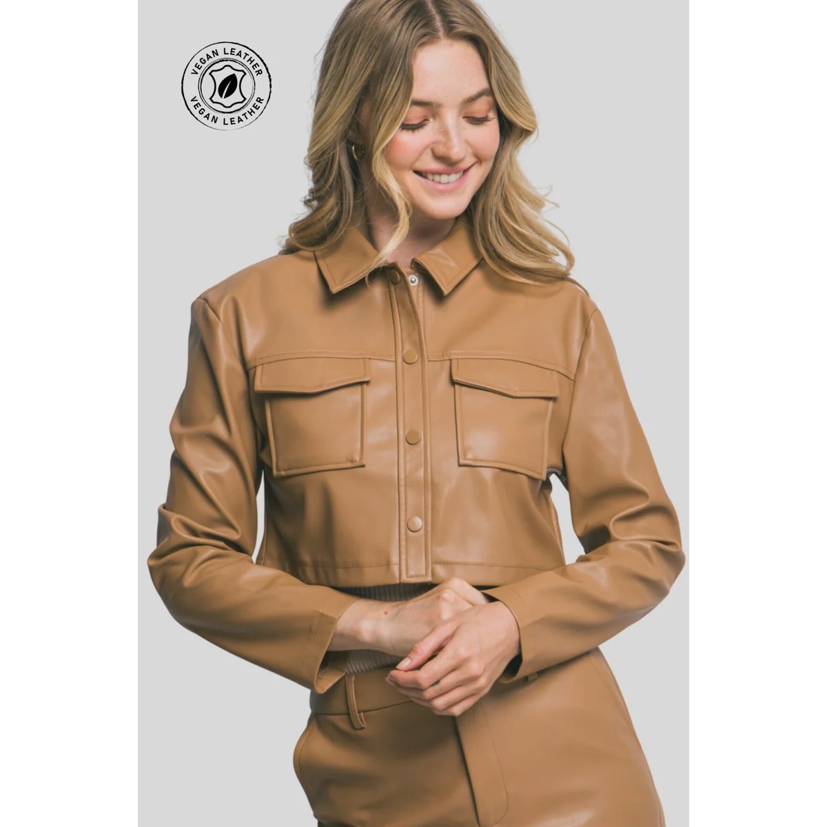 Chamarra Crop de Cuero Vegano Camel con Botones para Mujer - Image 11