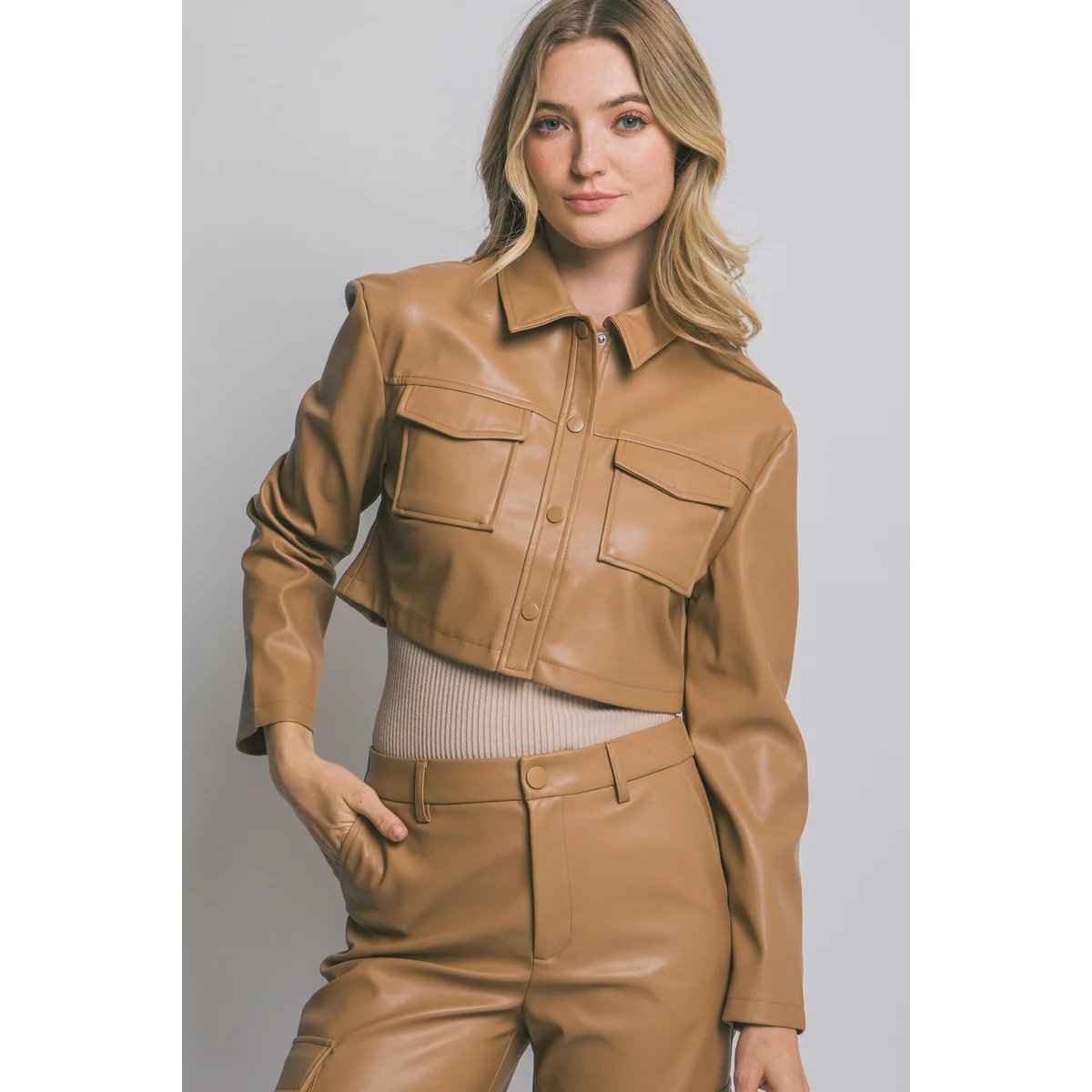 Chamarra Crop de Cuero Vegano Camel con Botones para Mujer - Image 12