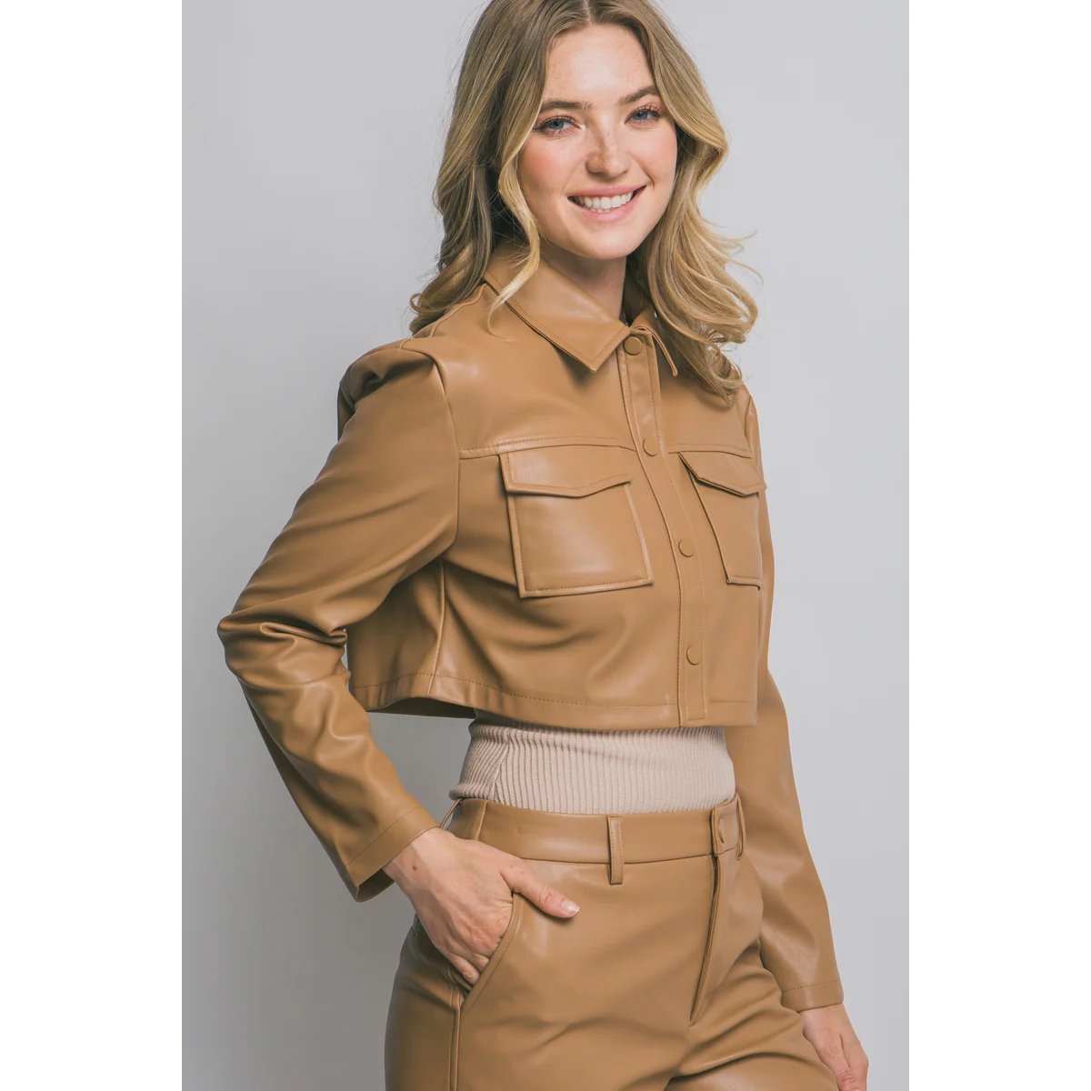 Chamarra Crop de Cuero Vegano Camel con Botones para Mujer - Image 13