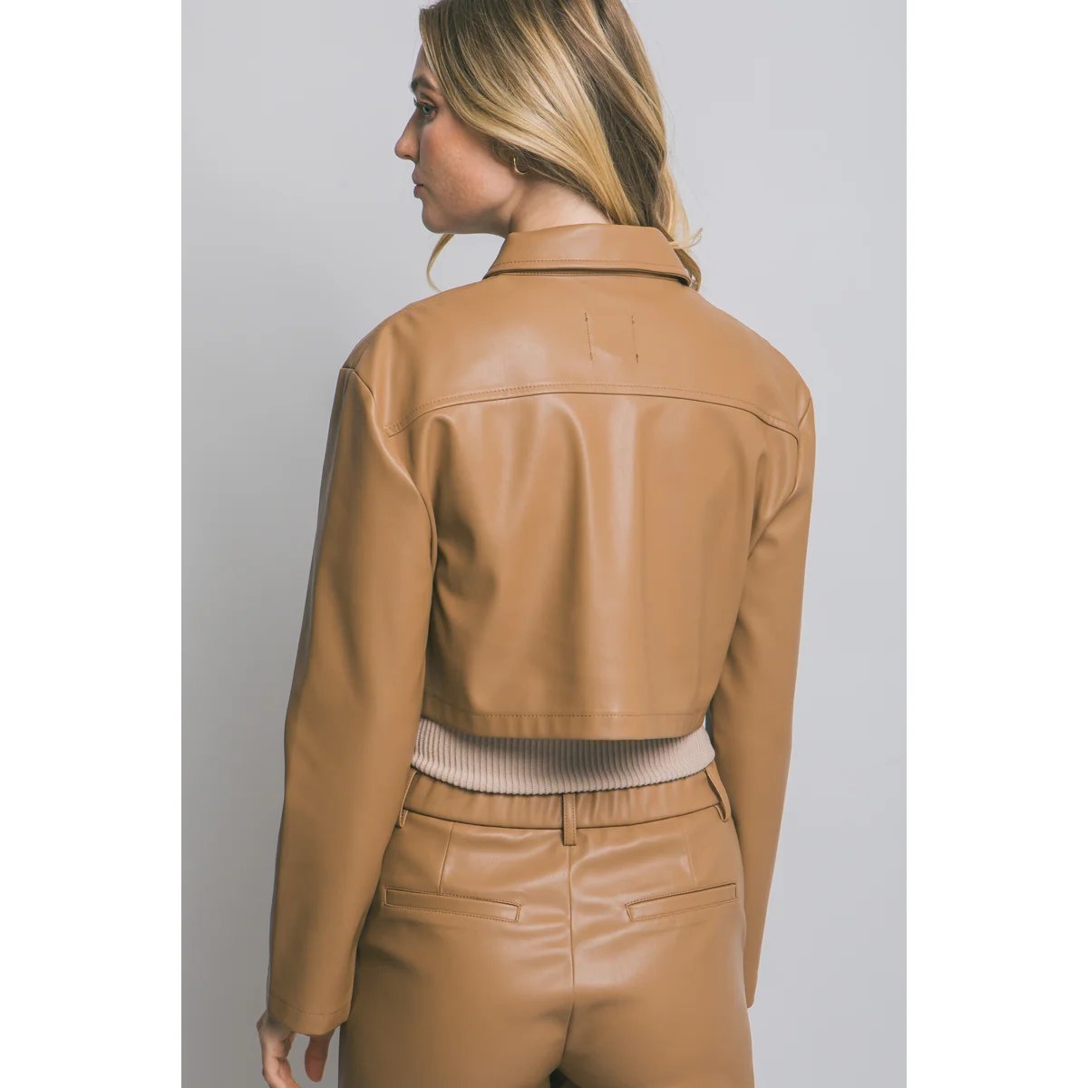 Chamarra Crop de Cuero Vegano Camel con Botones para Mujer - Image 14
