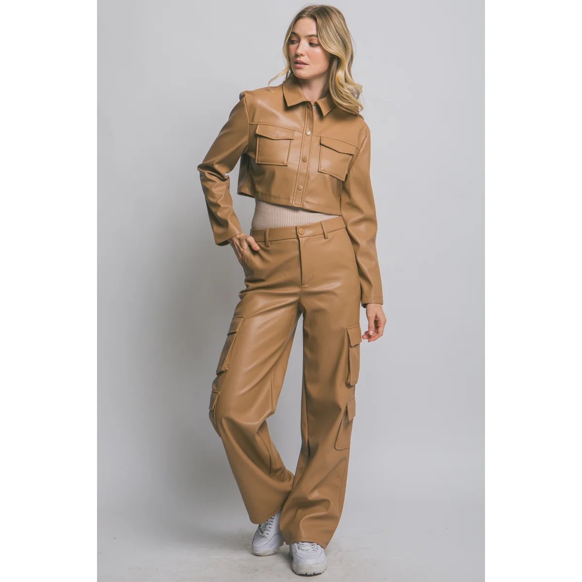 Chamarra Crop de Cuero Vegano Camel con Botones para Mujer - Image 15