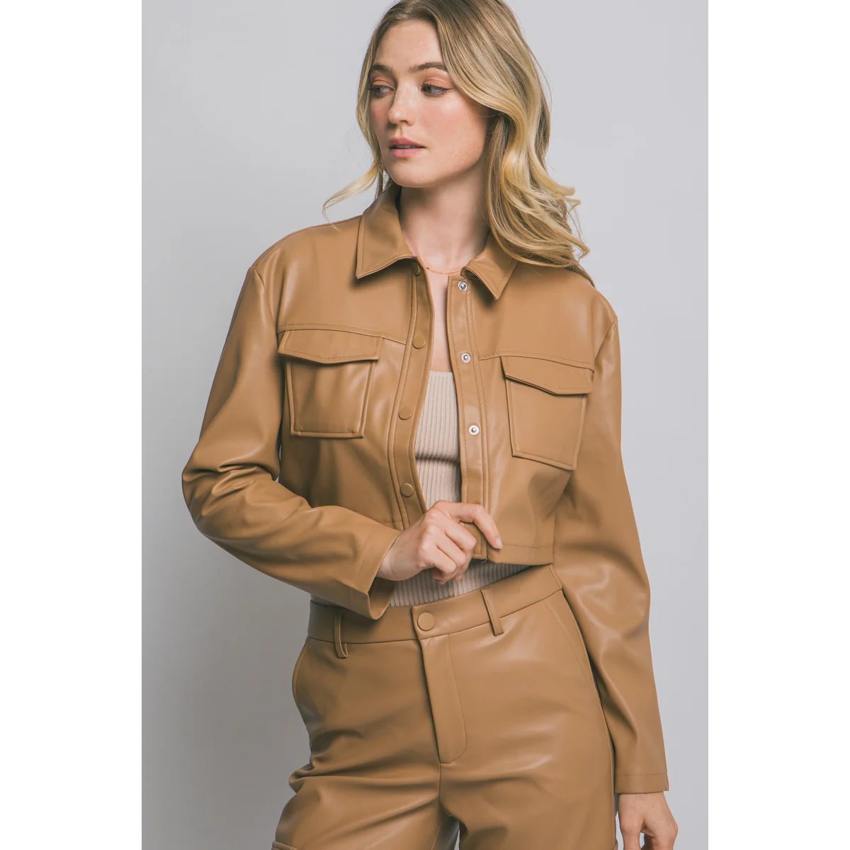 Chamarra Crop de Cuero Vegano Camel con Botones para Mujer - Image 18