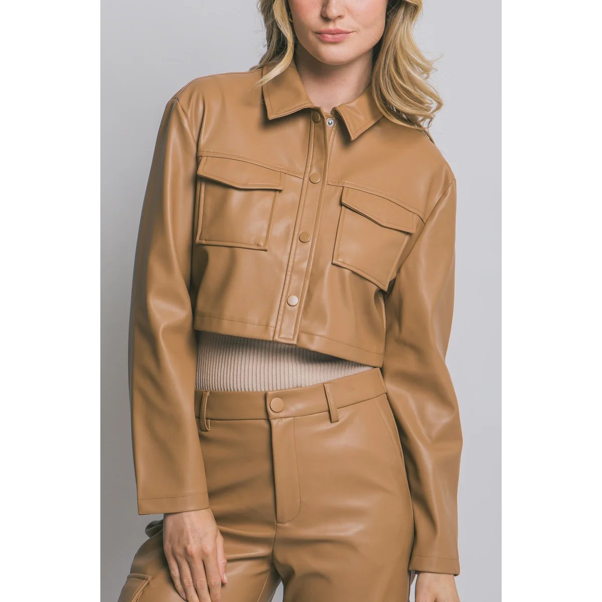Chamarra Crop de Cuero Vegano Camel con Botones para Mujer - Image 20