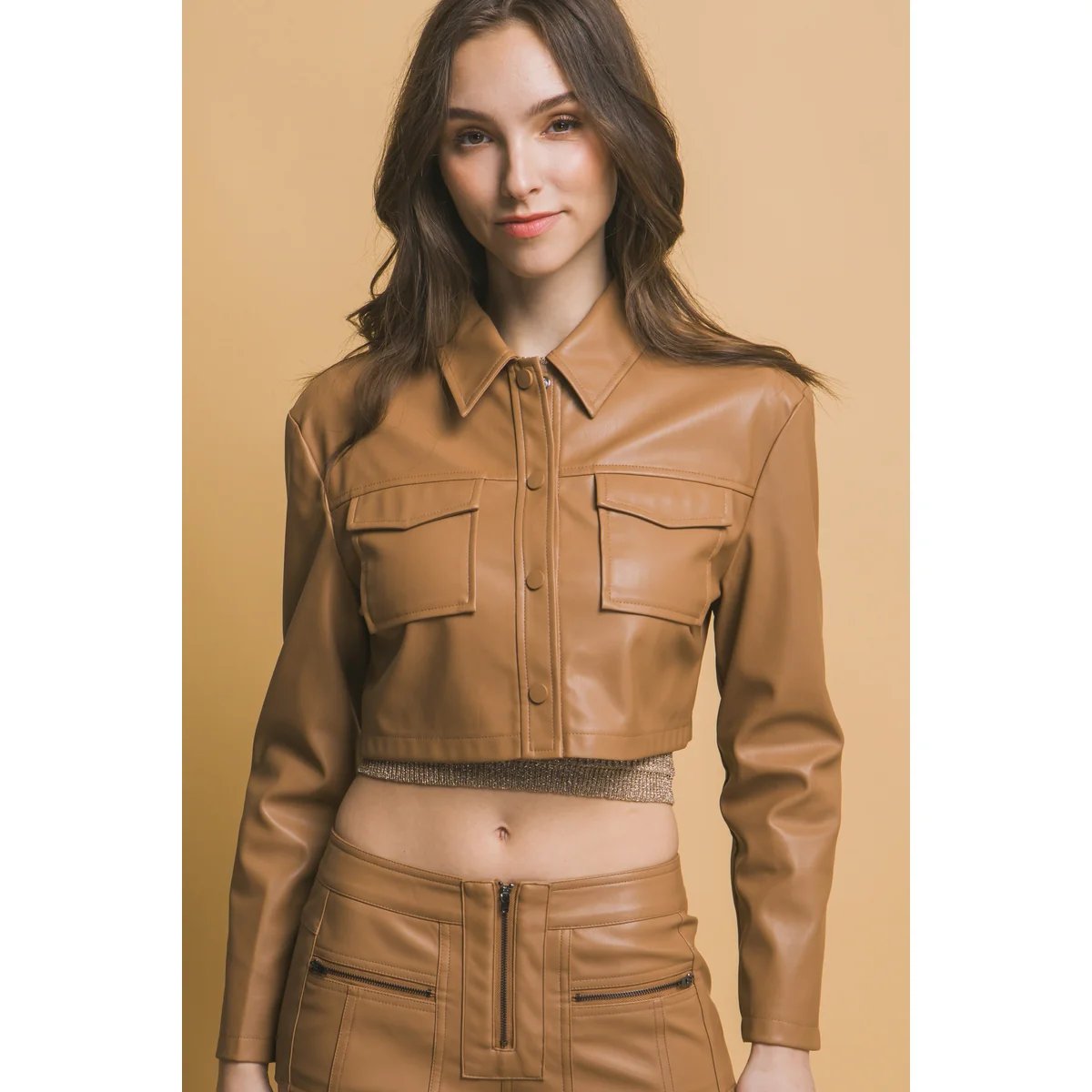 Chamarra Crop de Cuero Vegano Camel con Botones para Mujer - Image 21
