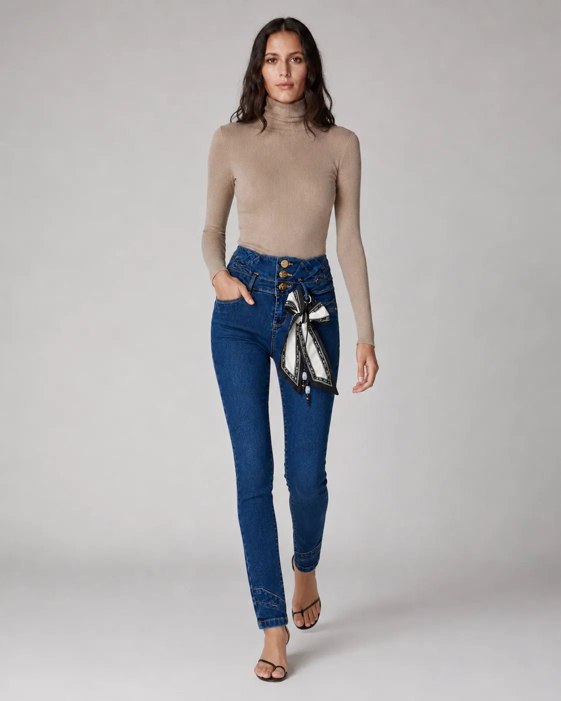 Pantalón Colombiano Fit de Mezclilla Azul Oscuro con Botones Dorados para Mujer - Image 2