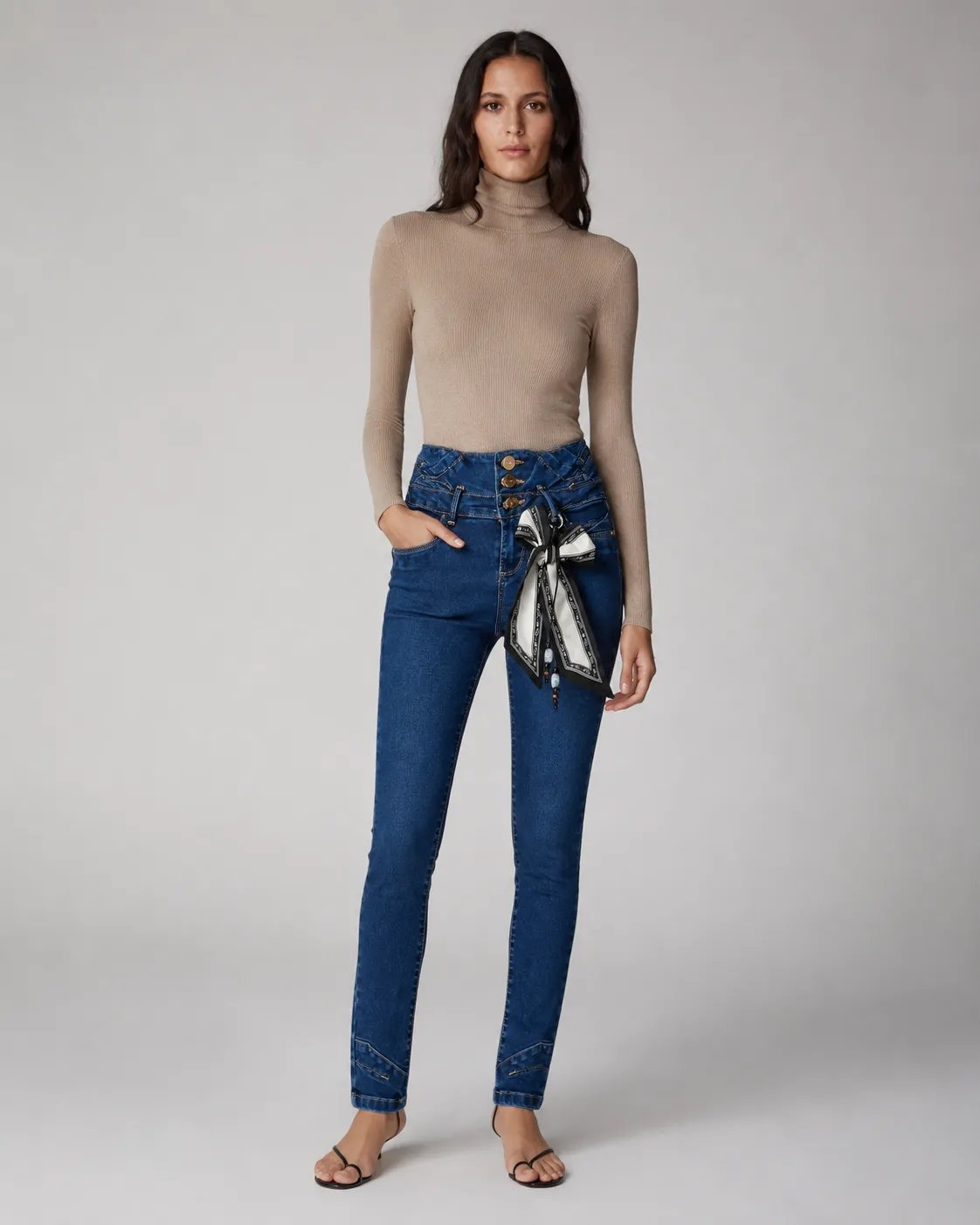 Pantalón Colombiano Fit de Mezclilla Azul Oscuro con Botones Dorados para Mujer - Image 3