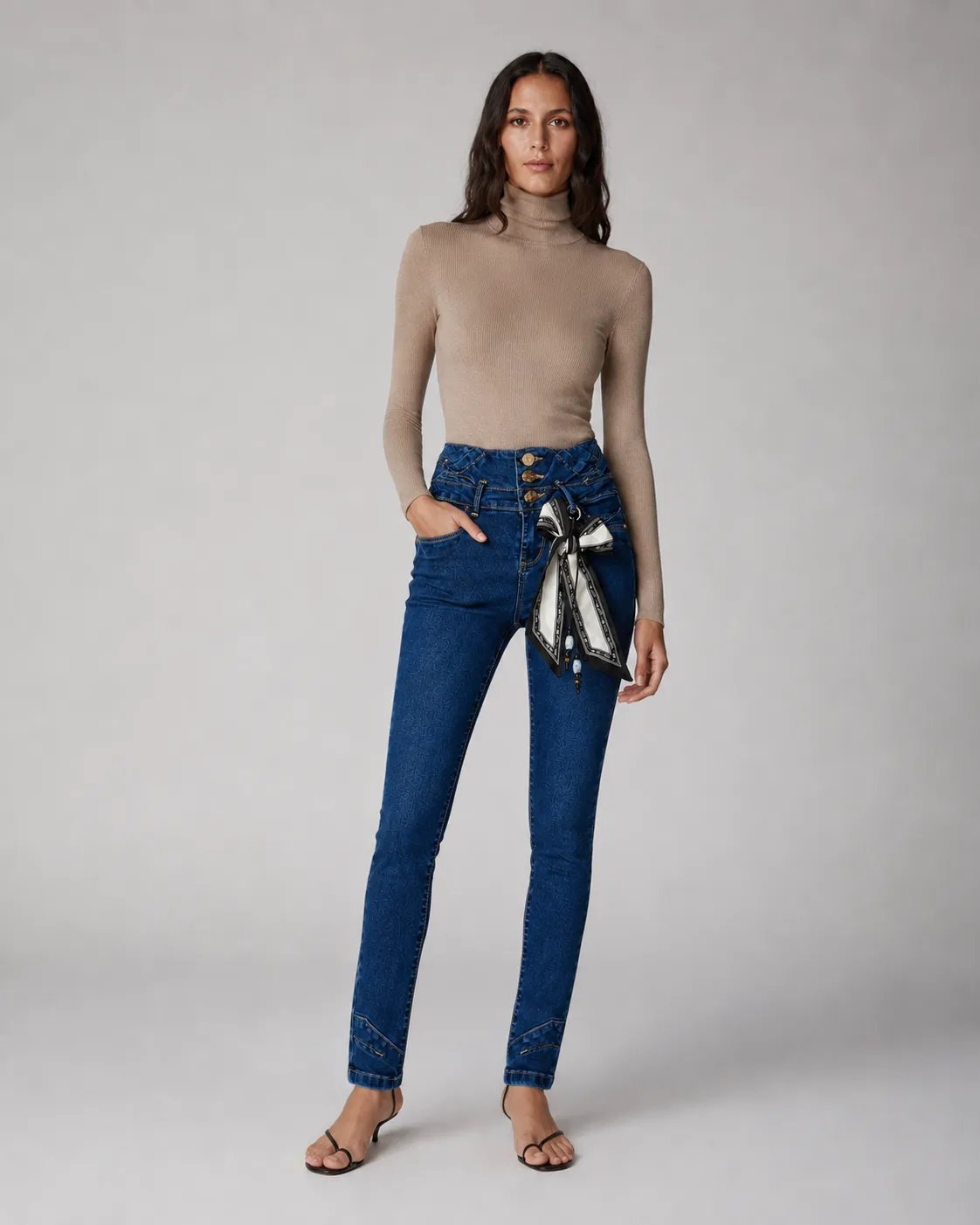 Pantalón Colombiano Fit de Mezclilla Azul Oscuro con Botones Dorados para Mujer - Image 4