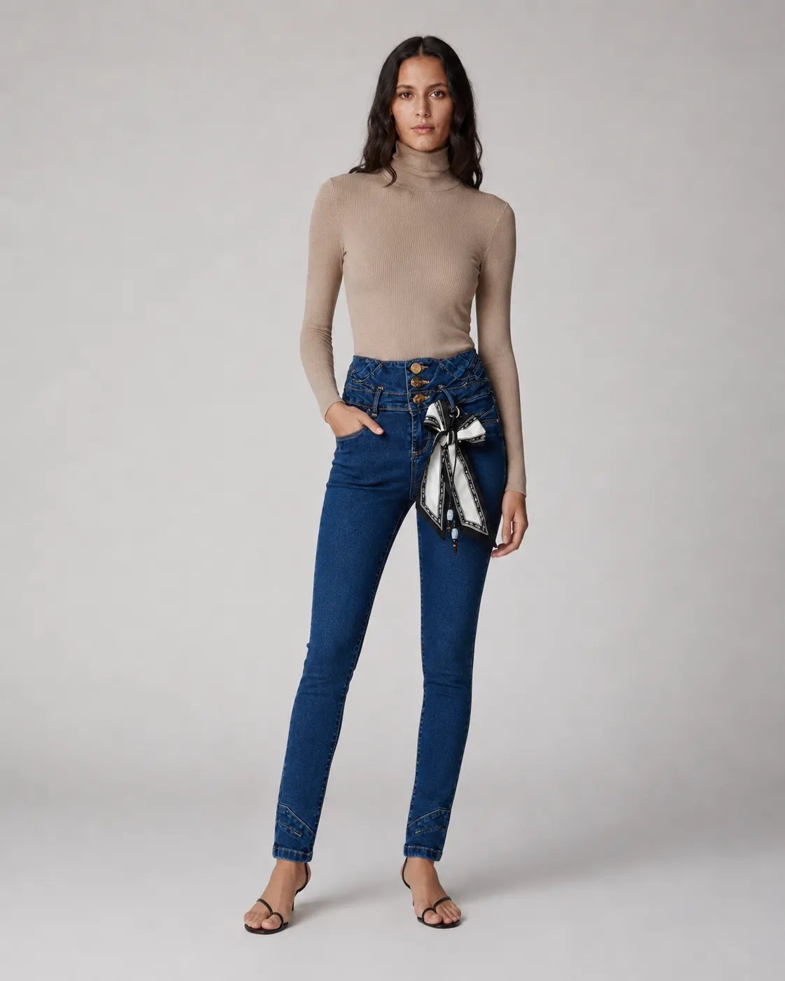 Pantalón Colombiano Fit de Mezclilla Azul Oscuro con Botones Dorados para Mujer - Image 6