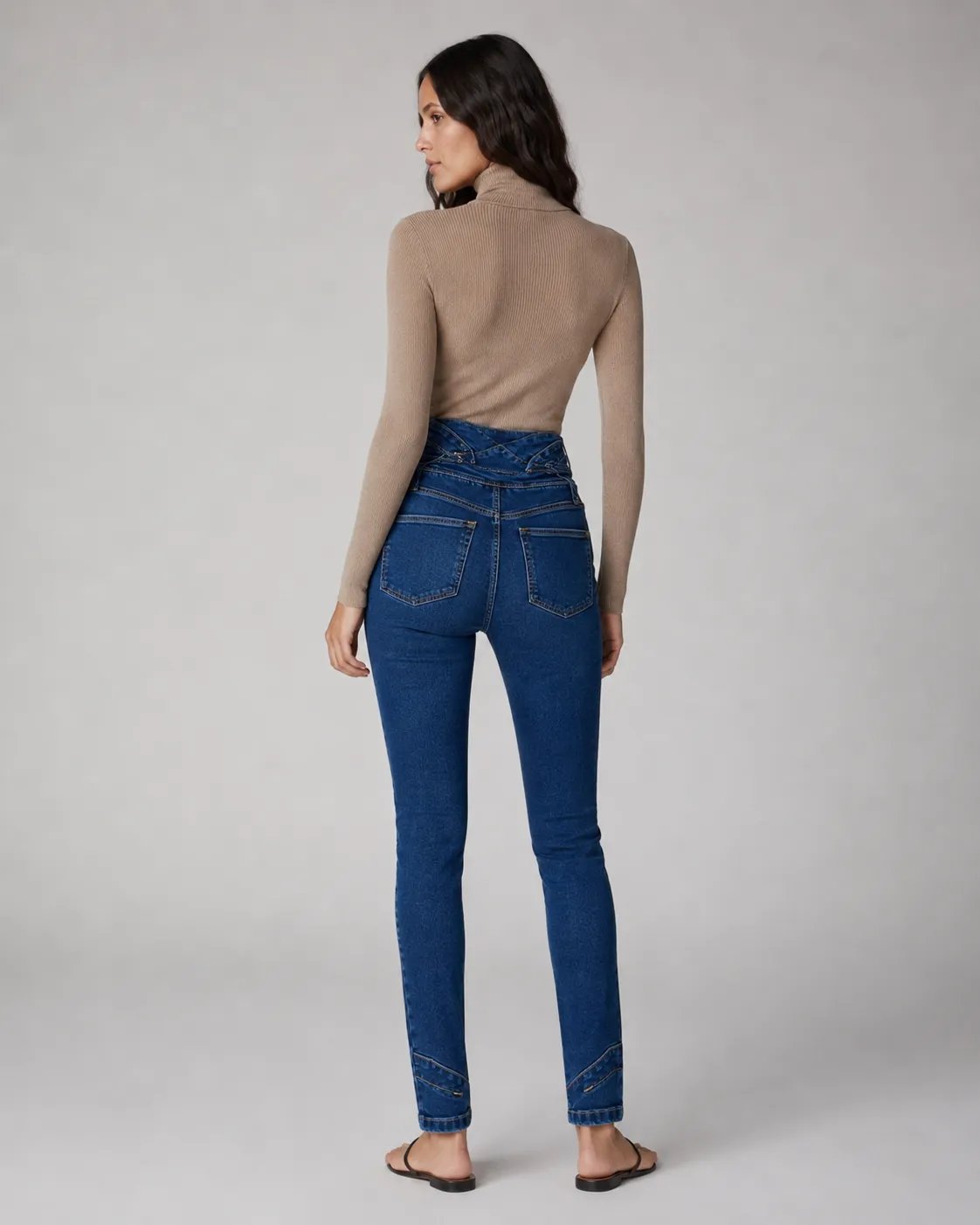 Pantalón Colombiano Fit de Mezclilla Azul Oscuro con Botones Dorados para Mujer - Image 7