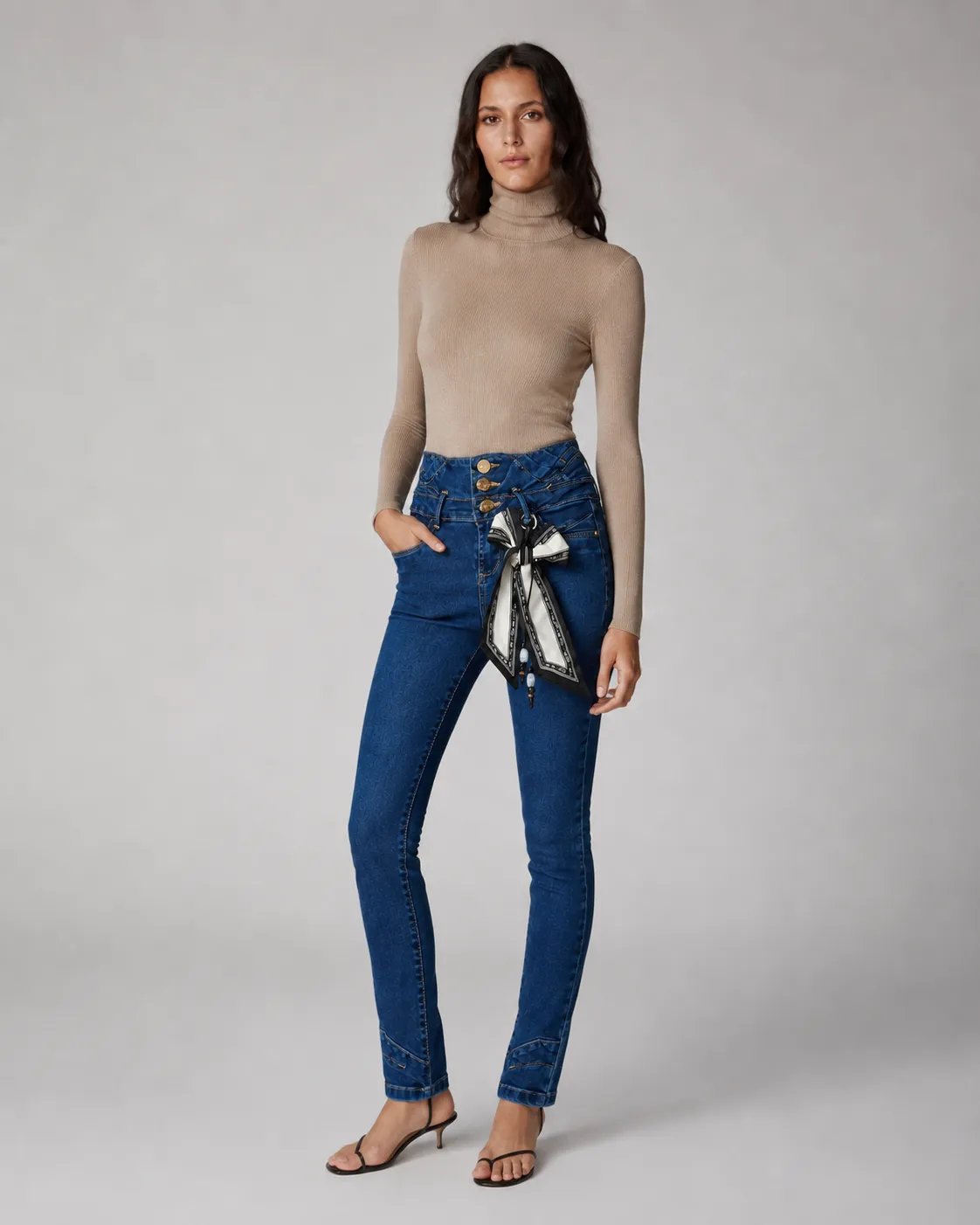 Pantalón Colombiano Fit de Mezclilla Azul Oscuro con Botones Dorados para Mujer - Image 8