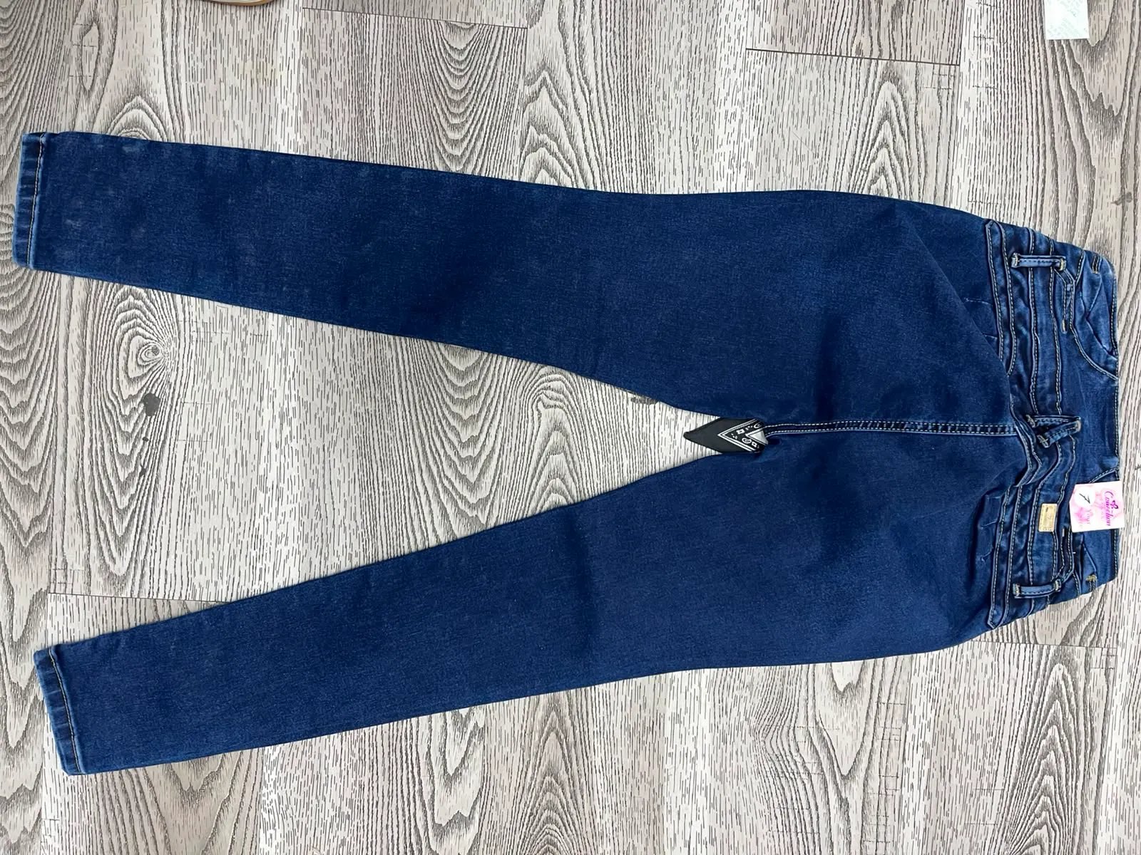 Pantalón Colombiano Fit de Mezclilla Azul Oscuro con Botones Dorados para Mujer - Image 9