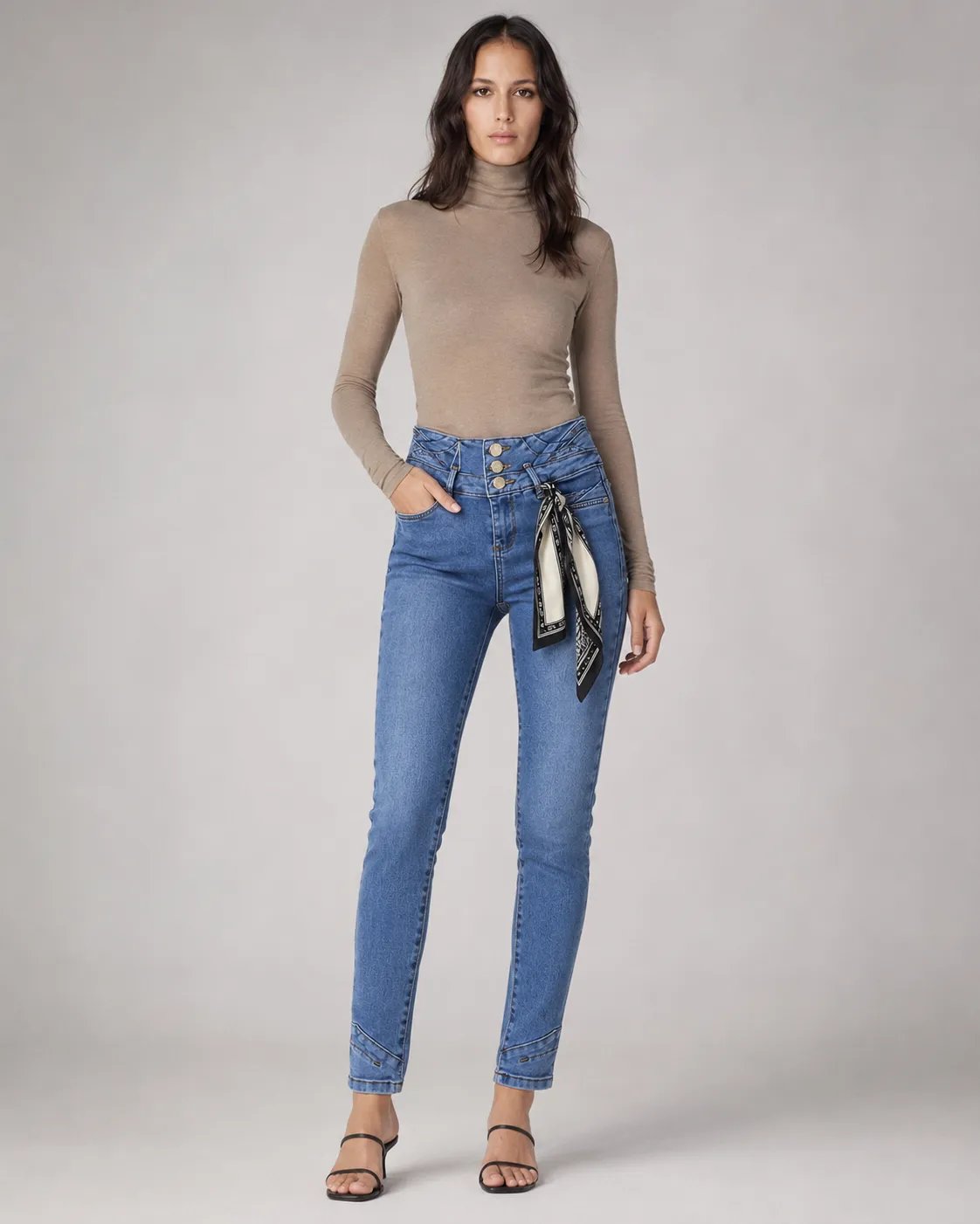 Pantalón Colombiano Fit de Mezclilla Azul Oscuro con Botones Dorados para Mujer - Image 10