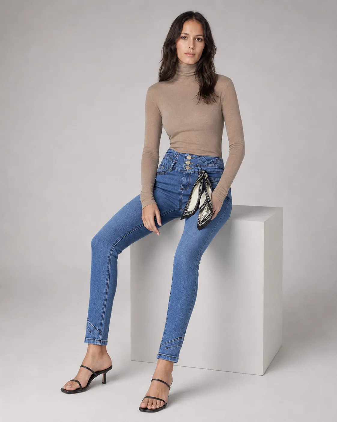 Pantalón Colombiano Fit de Mezclilla Azul Oscuro con Botones Dorados para Mujer - Image 11