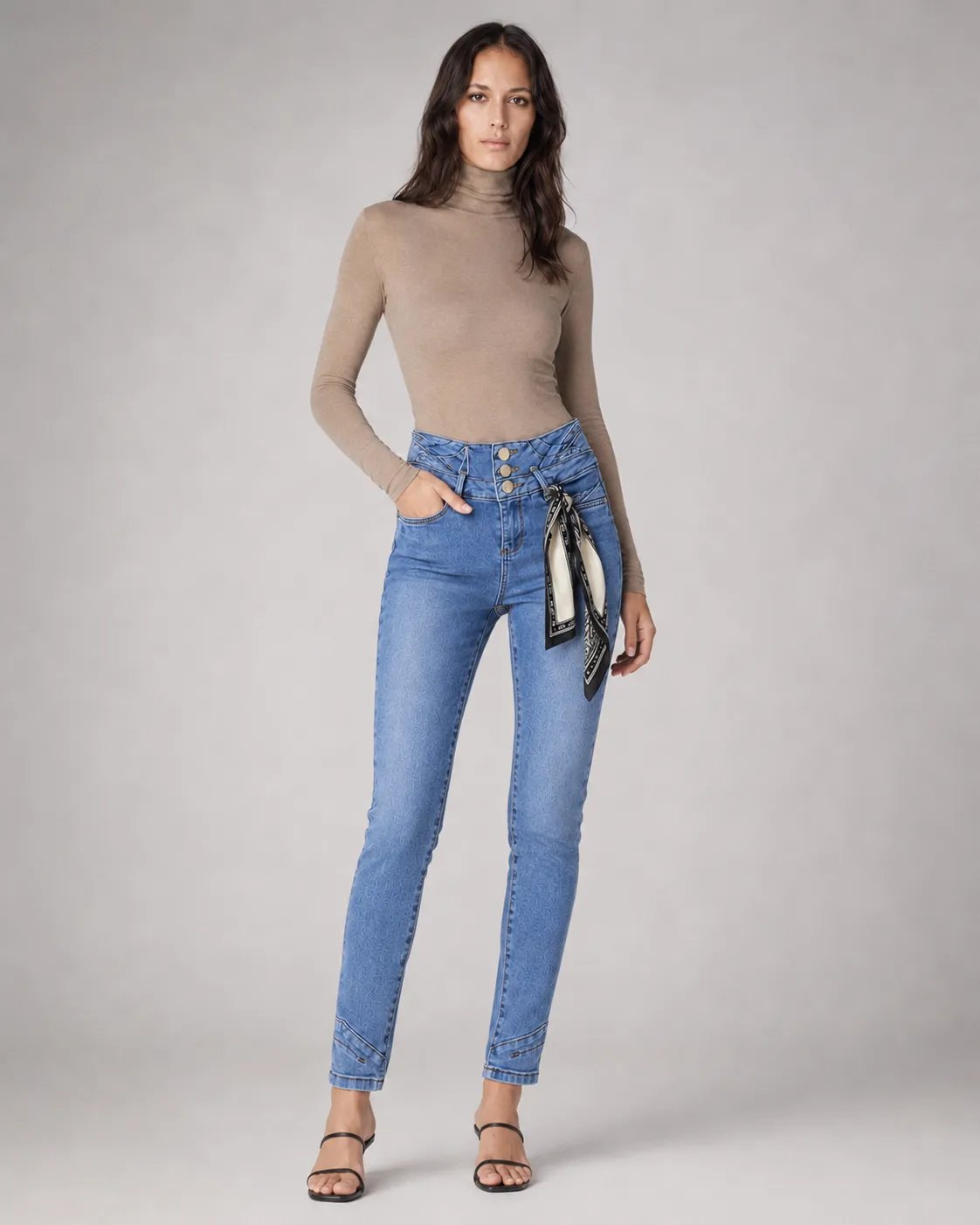 Pantalón Colombiano Fit de Mezclilla Azul Oscuro con Botones Dorados para Mujer - Image 12