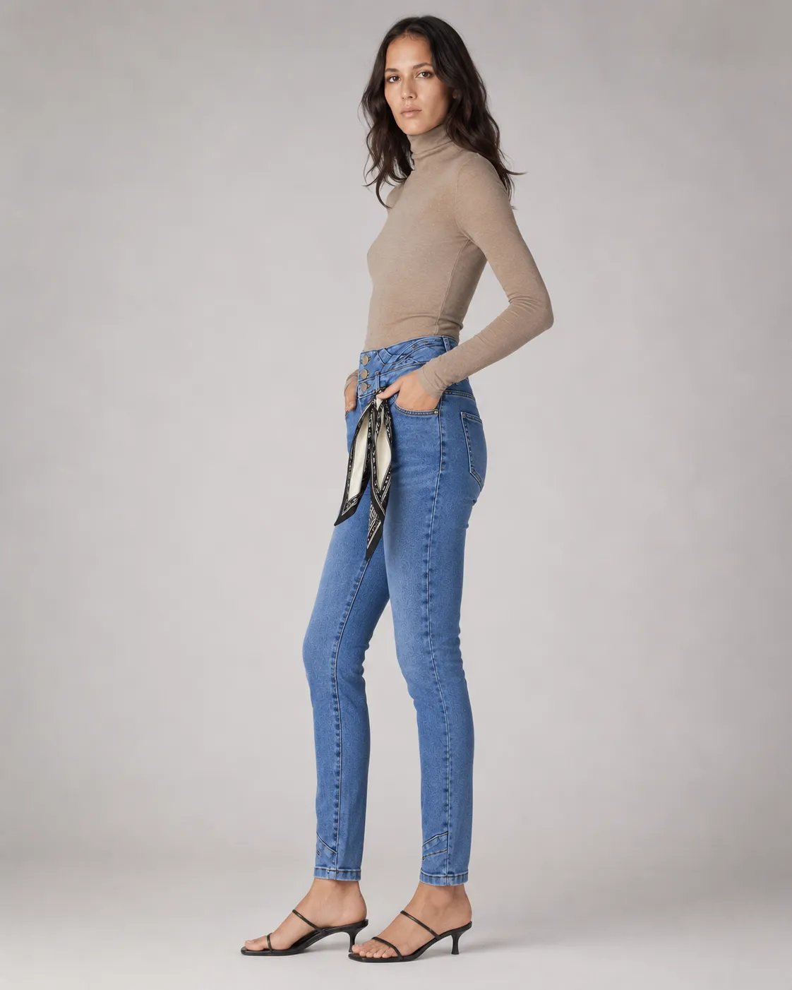 Pantalón Colombiano Fit de Mezclilla Azul Oscuro con Botones Dorados para Mujer - Image 13