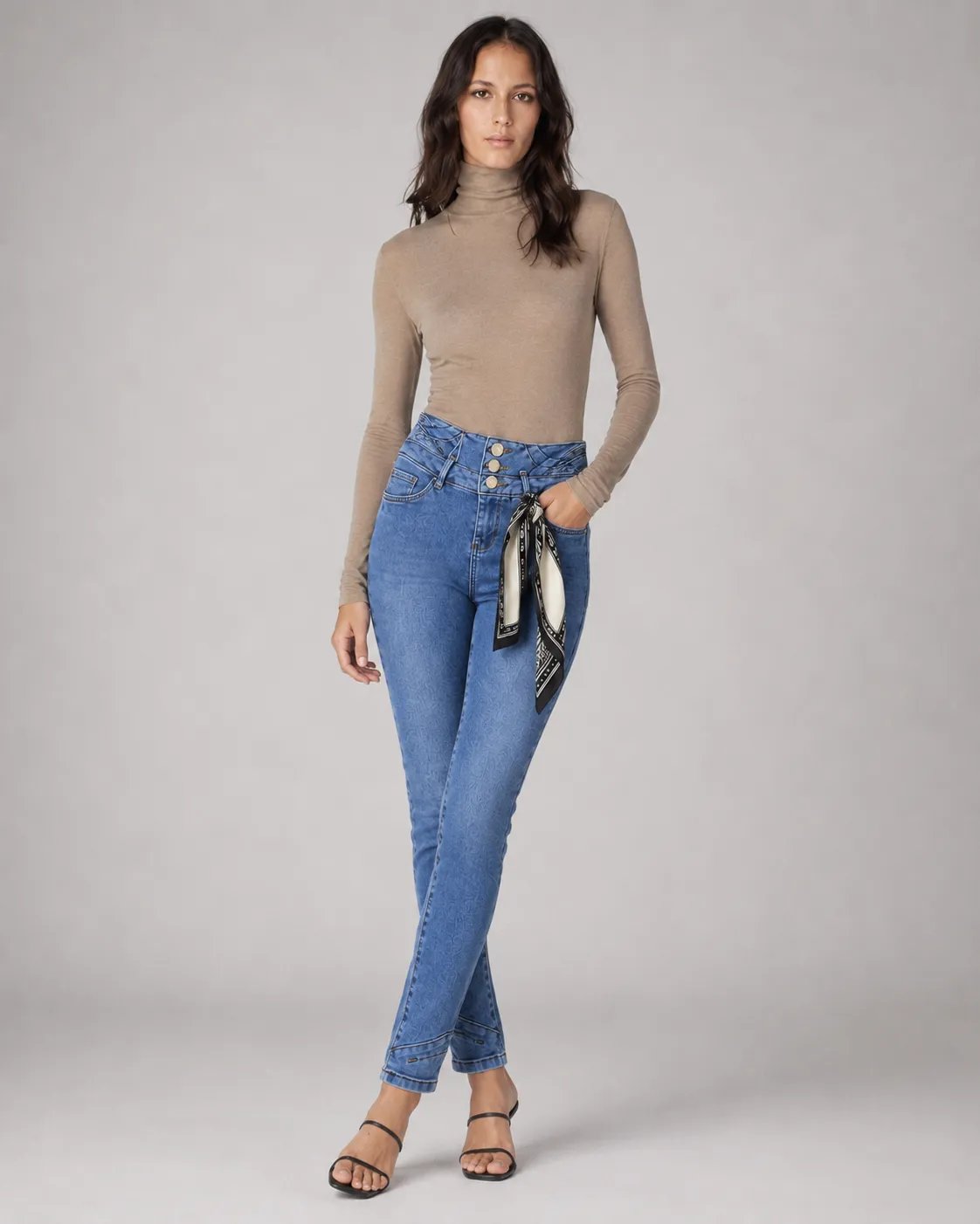 Pantalón Colombiano Fit de Mezclilla Azul Oscuro con Botones Dorados para Mujer - Image 14